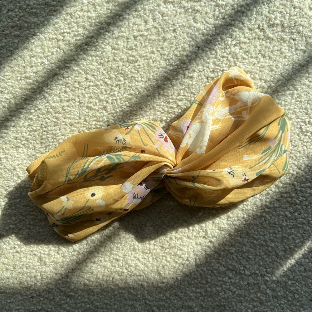 [FREE] NWOT Floral Headband